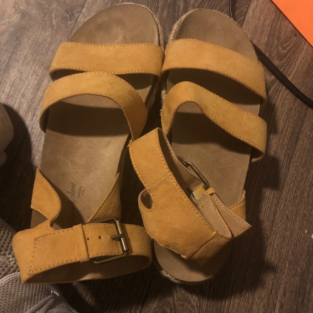 Women’s Universal Thread wedge sandals